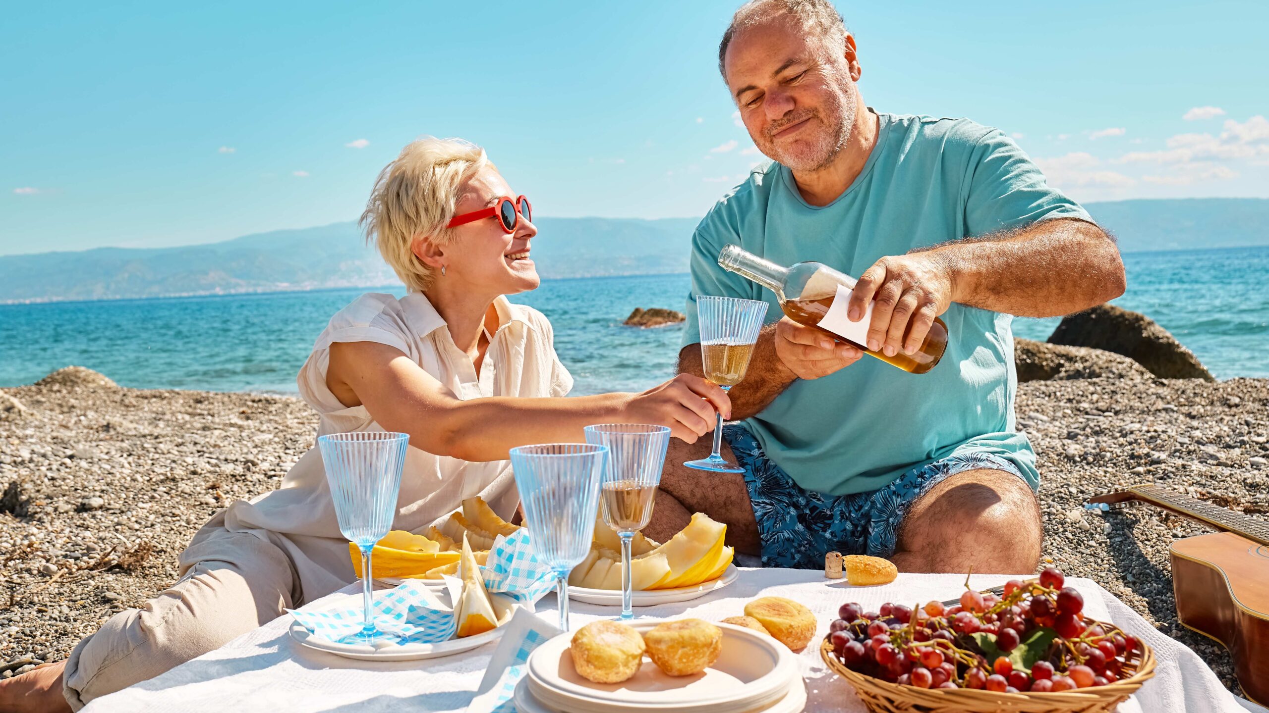 mail_1600x900_(9) middle-aged-couple-having-picnic-with-fresh-fruit_Belek_turkey